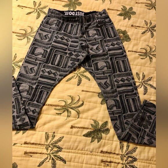 Nice leggings by Nike in size medium . - Picture 1 of 4